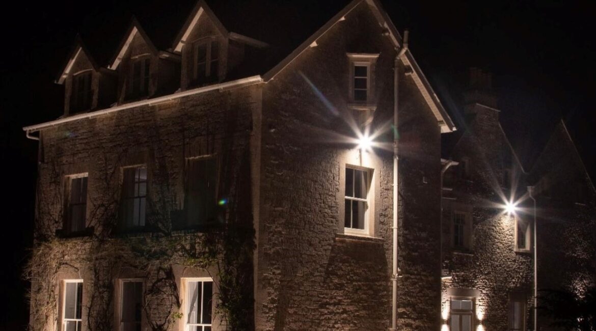 Swimming pool feature lighting installation